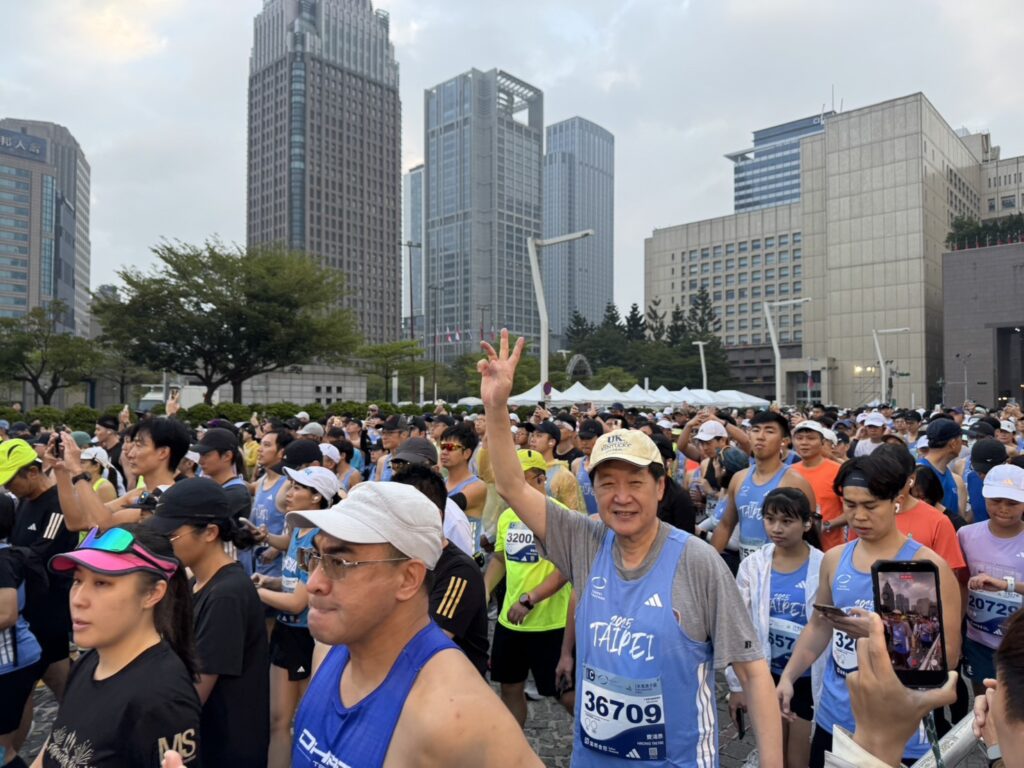 汗水迎馬年!費鴻泰父子檔同跑臺北馬 穩健腳步開啟新春活力 費鴻泰於起跑區整裝出發,迎向2025臺北馬拉松。(翻攝畫面)