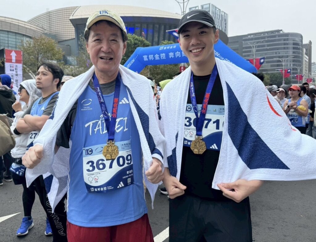 汗水迎馬年!費鴻泰父子檔同跑臺北馬 穩健腳步開啟新春活力 費鴻泰與費聿德並肩參賽,分享達成2025臺北馬拉松目標的快樂時刻。(翻攝畫面)