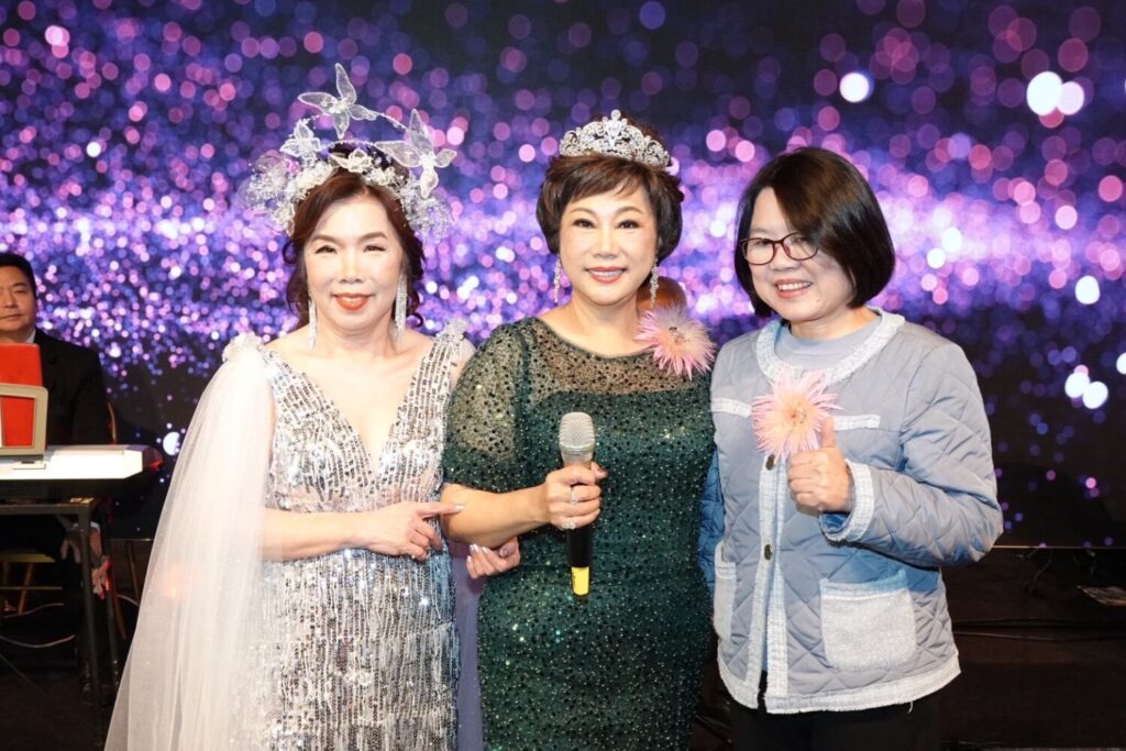 「世華新北市分會」迎向第11屆新局 張翠萍會長接棒領航 第 11 屆會長張翠萍(左)、總會長林淑敏(中)、台北市政府社會局局長姚淑文(右)。(圖/記者薛秀蓮攝)