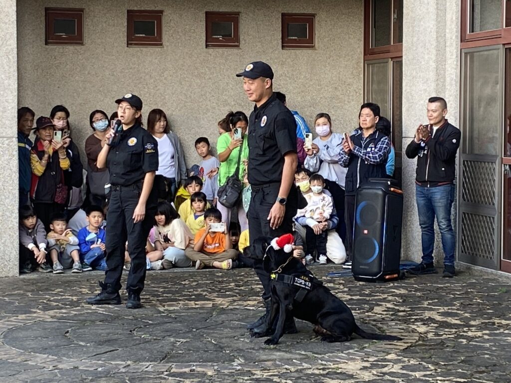 最萌反毒大使出動！中市警犬隊聖誕裝現身校園吸睛宣導
