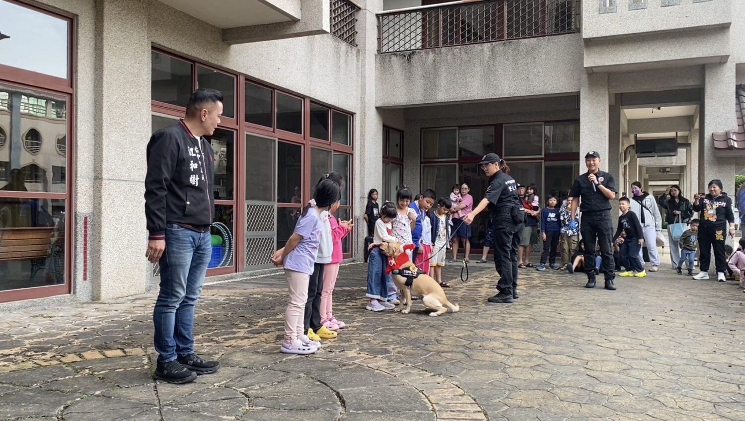 最萌反毒大使出動!中市警犬隊聖誕裝現身校園吸睛宣導 最萌反毒大使出動!中市警犬隊聖誕裝現身校園吸睛宣導