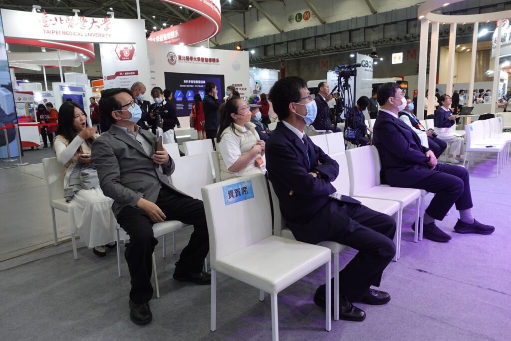 台中慈濟醫院運用藥物引導睡眠內視鏡 協助評估睡眠呼吸中止症病灶 聆聽的民眾年齡層分布廣,顯示「睡眠呼吸中止症」議題,大家都很重視。( 圖/台中慈濟醫院提供 )