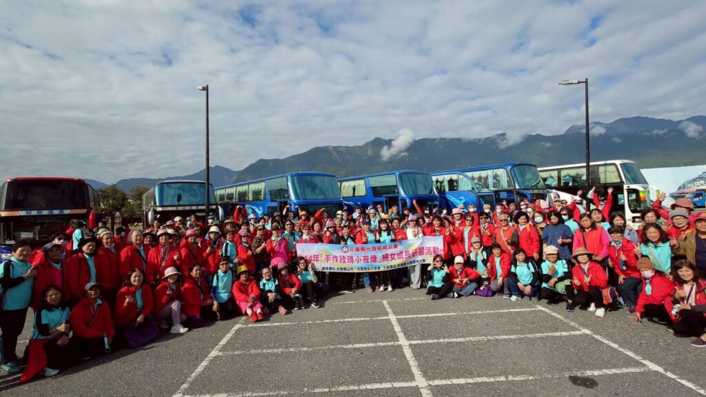 光復鄉婦女會辦理手作玫瑰小夜燈一日遊 250位姐妹走出戶外舒緩災後壓力 光復鄉婦女會辦理手作玫瑰小夜燈一日遊 250位姐妹走出戶外舒緩災後壓力