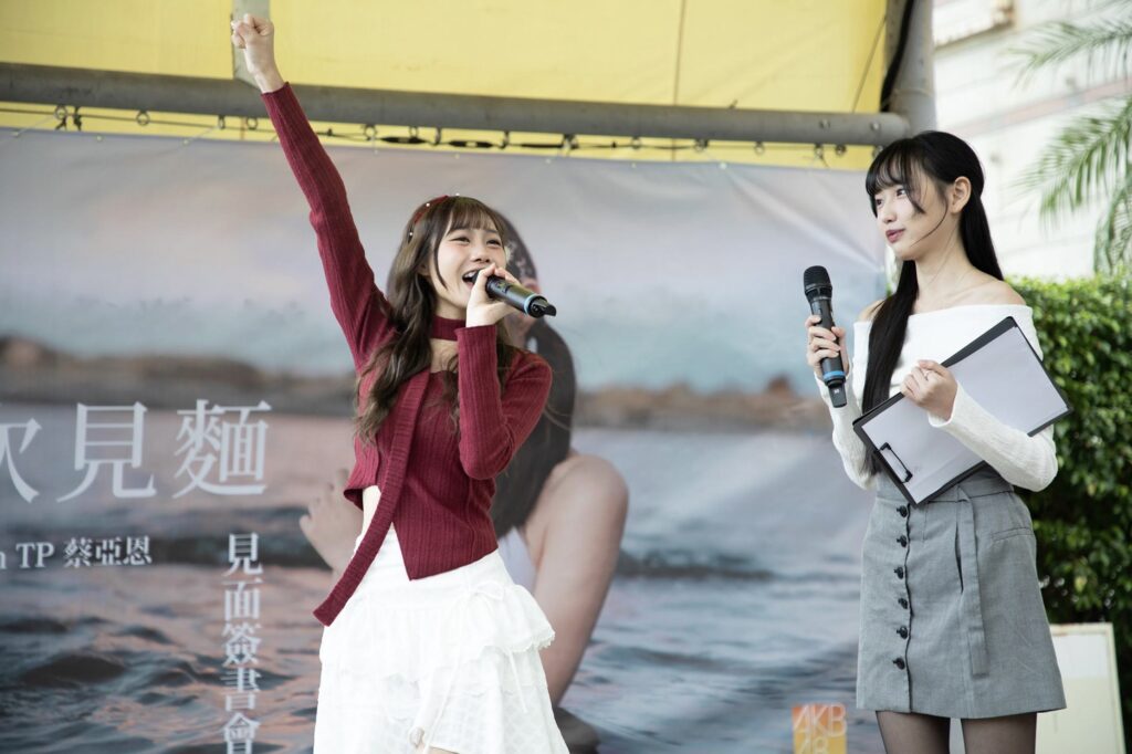 哥哥上台鬥嘴超可愛!蔡亞恩首場簽書會家人全到齊 笑中帶淚超溫馨 哥哥上台鬥嘴超可愛!蔡亞恩首場簽書會家人全到齊 笑中帶淚超溫馨