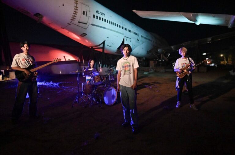 數十億場景＋巨無霸客機實拍！帕拉斯PALLAS出道首支MV就玩這麼大