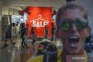 印尼雅加達一處購物中心店家打出大型「SALE」促銷看板，民眾在折扣季進出採買。印尼政府設定2025年底帶動消費支出達1,100兆印尼盾目標，並透過商場與電商聯合促銷拉抬年終買氣。（圖／翻攝自ANTARA）