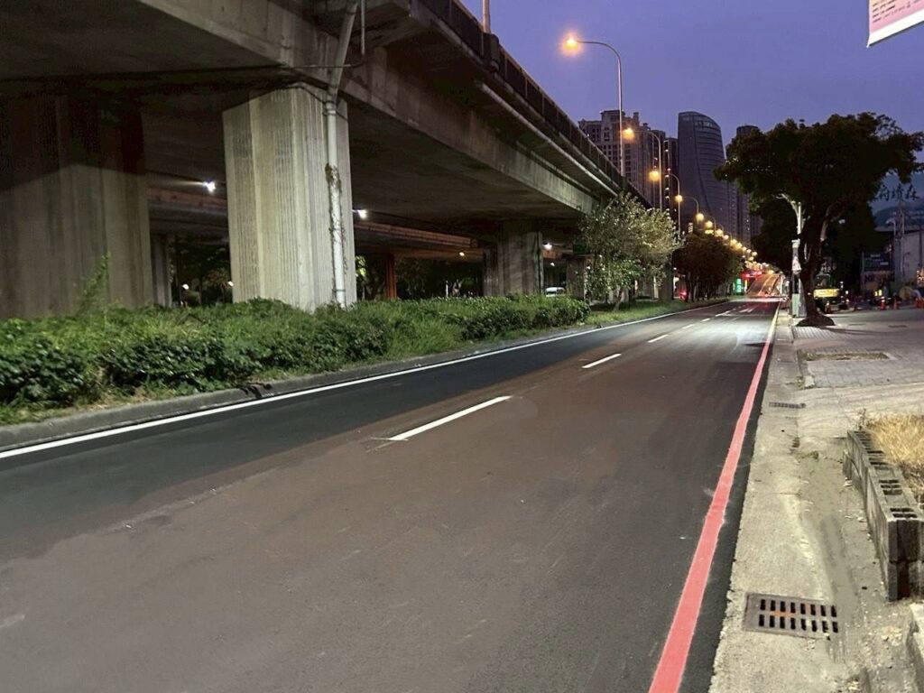 配合年末大型活動交通需求 中市完成環中路南向道路燙平 配合年末大型活動交通需求 中市完成環中路南向道路燙平