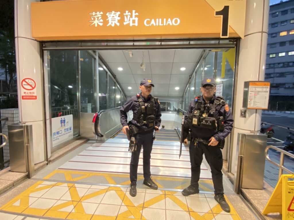 三重分局秉持「超前部署、主動防制」原則 強化捷運及公共場所維安 三重分局秉持「超前部署、主動防制」原則 強化捷運及公共場所維安
