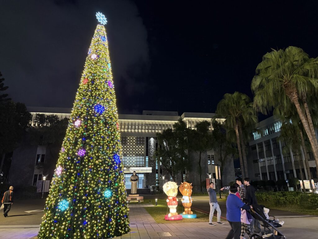 輔大百年禧年點燈 上千人見證溫暖時刻