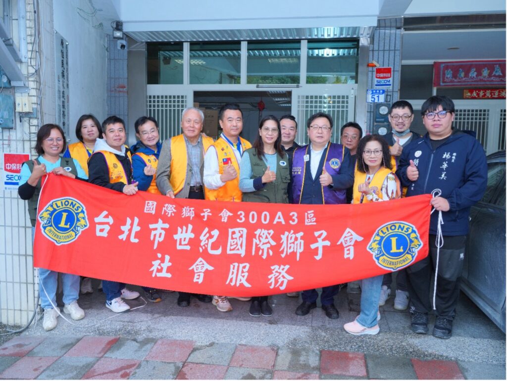 世紀國際獅子會赴花蓮光復鄉發放物資 圖說: 台北市世紀國際獅子會獅友與天主教善牧社會福利基金會人員於花蓮光復鄉合影。在藍本洋會長(左六)帶領下,獅友們不遠千里運送物資,並邀請花蓮縣議員楊華美服務處代表見證,圓滿完成此次災後關懷任務(圖/德孝獅子會會長鍾齊賢提供)