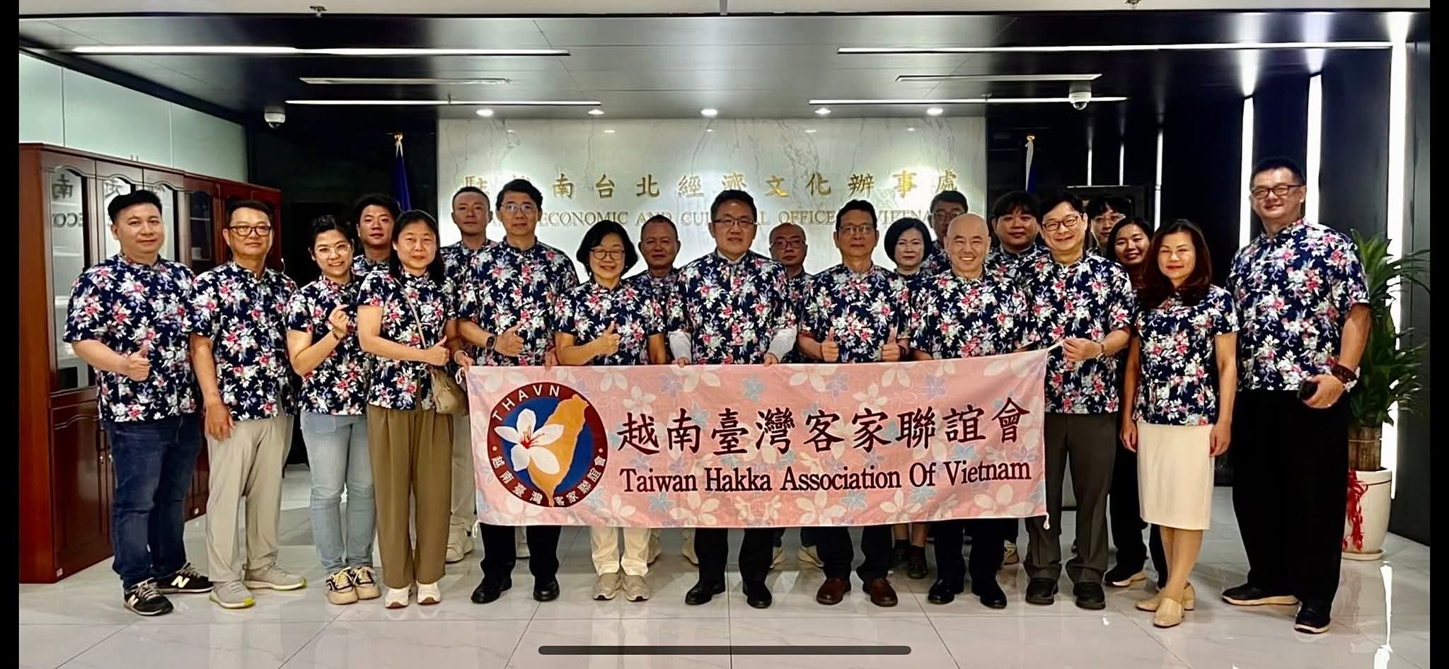 圖說（辦事處合照）： 越南臺灣客家聯誼會於12月17日拜會駐越南台北經濟文化辦事處，劉世忠大使與宋健民會長、賴瑞嫦輔導會長及全體團員於大廳合影留念，展現客家團結氣勢。