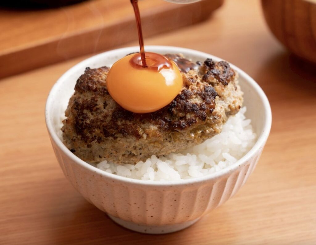 聖誕跨年必吃！南港LaLaport掀炭火漢堡排熱潮　米與多蜜推35天「送蛋快樂」儀式感企劃