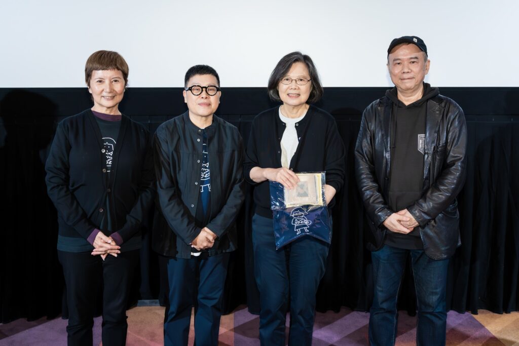 蔡英文看電影《大濛》 哽咽盼「回望並理解那段迷霧中的歷史，我們才能在民主的陽光下，更有自信地向前走去」  票房衝破5千萬大關 柯煒林暖謝影迷：從香港飛到台灣看《大濛》