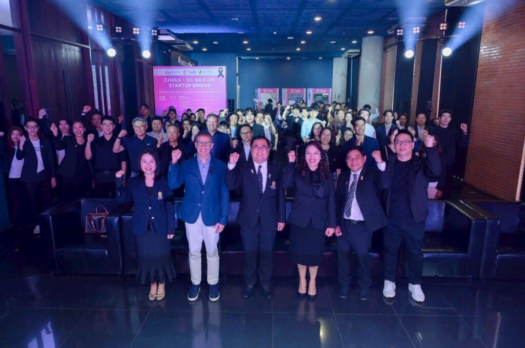 泰國朱拉隆功大學攜 Founder Institute 啟動新創出海營隊 33 隊競逐赴美交流 泰國朱拉隆功大學與美國 Founder Institute 合作推動「Chula–DC Silicon Startup Bridge」新創出海營隊,入選團隊與校方、合作夥伴代表合影。(圖/翻攝自朱拉隆功大學官網)