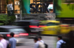 新加坡交易所（SGX）外觀；新加坡上市地產商Frasers Property宣布旗下泰國子公司將對與ThaiBev合資公司提供最高9.386億泰銖資金，以支持對BetterBe Marketplace（泰國NocNoc、印尼Renos.id）的投資與數位化布局。（翻攝自The Business Times）