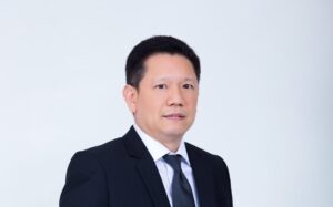 泰國財政部常務次長拉瓦隆・桑森尼特（Lawaron Sangsnit）表示，政府正加速與投資促進委員會（BOI）協調跨國企業「補足稅」（Top-up Tax）徵收細則，避免首年約 100 億泰銖稅收落空。圖／翻攝自《Prachachat Business》