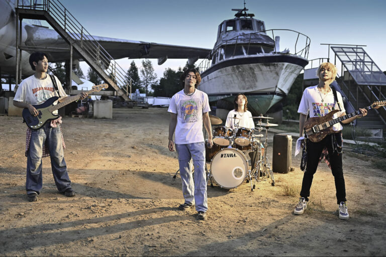 帕拉斯 PALLAS 出道首支 MV 數十億場景＋巨無霸客機實拍 就玩這麼大