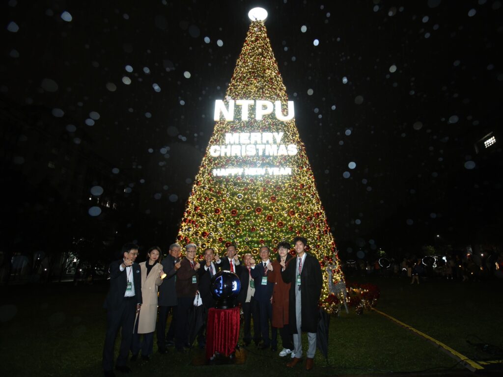 三峽最高最美聖誕樹登場 臺北大學攜手社區點亮「北大耶誕城」 三峽最高最美聖誕樹登場 臺北大學攜手社區點亮「北大耶誕城」