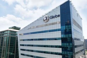 Globe Telecom位於馬尼拉都會區的企業辦公大樓外觀。該公司表示將於2026年持續擴建與升級基地台，鎖定偏遠地區「最後一哩」覆蓋缺口，目標再讓約400萬名菲律賓民眾納入行動網路服務範圍。圖片翻攝自《菲律賓星報》。