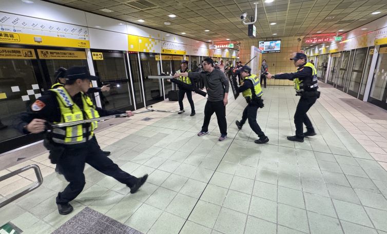 嚴密防護網守護跨年 新北動員500警力維安 嚴密防護網守護跨年 新北動員500警力維安