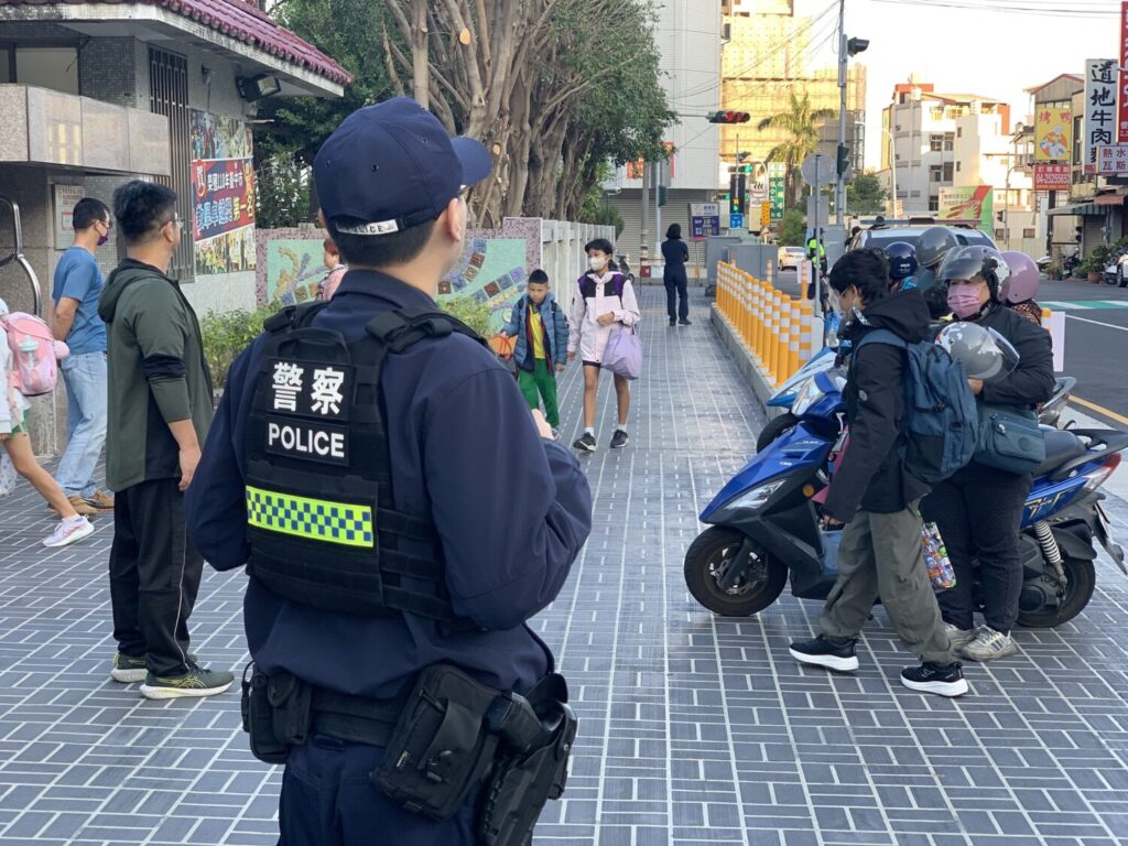 因應捷運治安事件 中市警「全面強化護童勤務」守護通學安全 因應捷運治安事件 中市警「全面強化護童勤務」守護通學安全