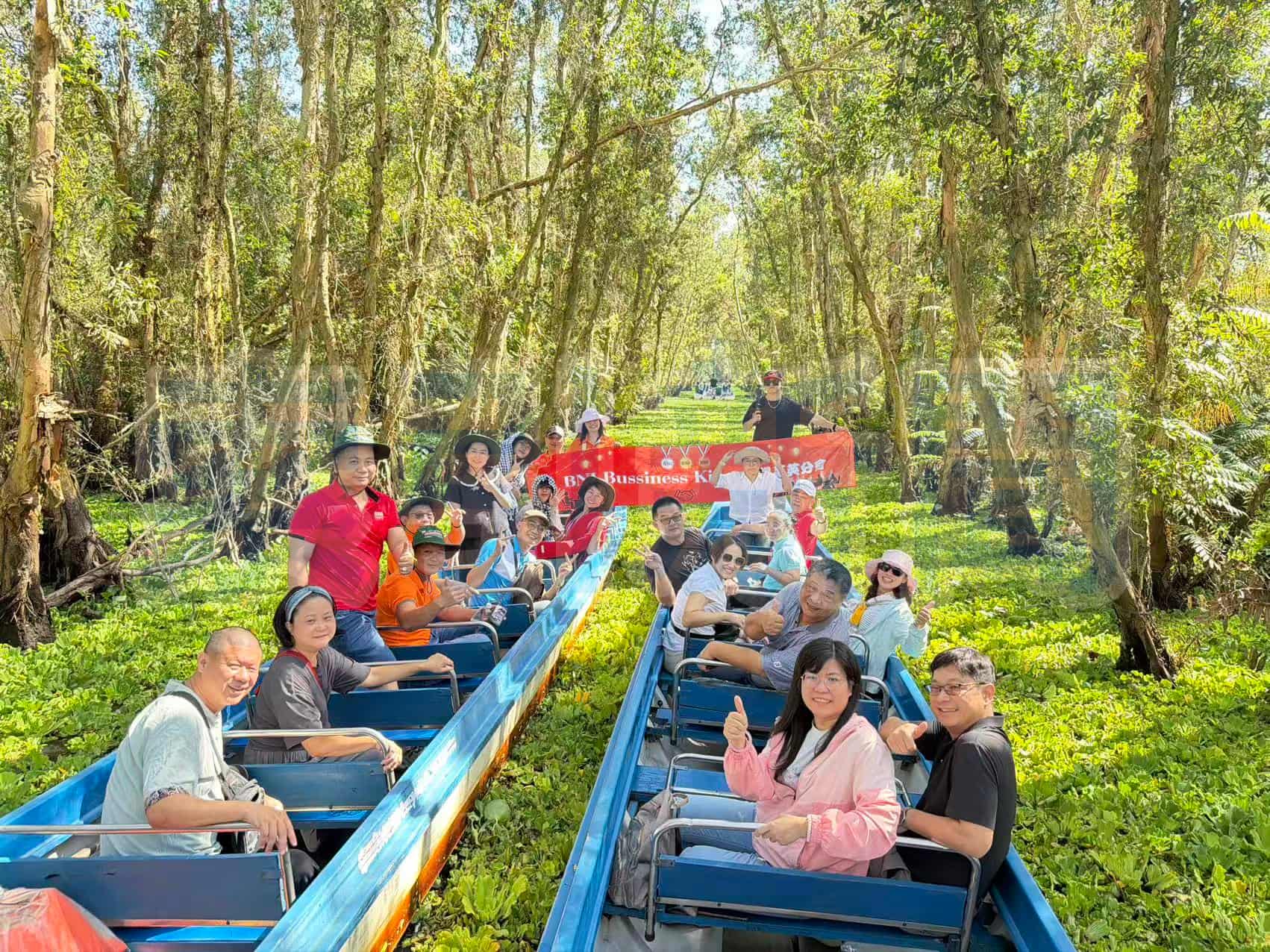 從生態旅遊到產業鏈對接 2025越南西南部商機考察團 圖說:第二天早晨,成員搭乘小船深入茶蘇生態水森林,穿梭於綠意盎然的水道間,實地體驗當地推動濕地保育與生態旅遊的發展成果。(圖由越南全富佳旅行社提供)