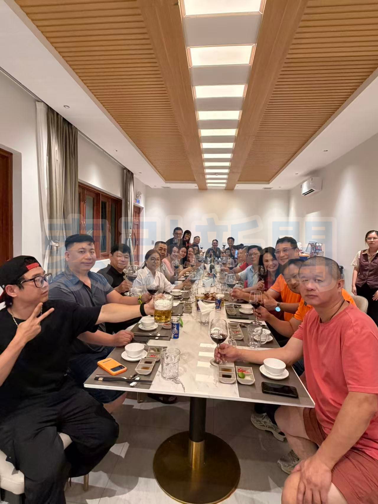 從生態旅遊到產業鏈對接 2025越南西南部商機考察團 圖說:商務圓桌晚宴上,金融、製造、廣告行銷與旅遊等產業代表齊聚一堂舉杯交流,就跨境投資、供應鏈合作與觀光商機進行面對面深度對話(圖由越南全富佳旅行社提供)