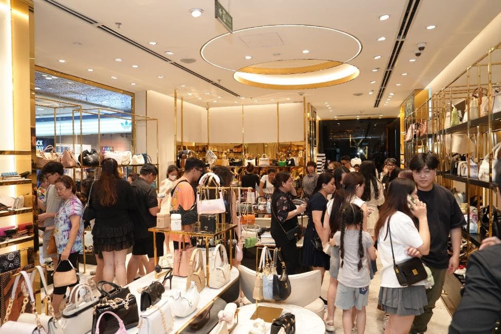 越南零售旺季多空交錯 台商通路布局壓力測試 年終購物季開跑,越南商場內名牌包專賣店擠滿前來挑選折扣商品的民眾,顯示零售業已步入年度消費高峰(圖翻攝自kinhtetieudung)