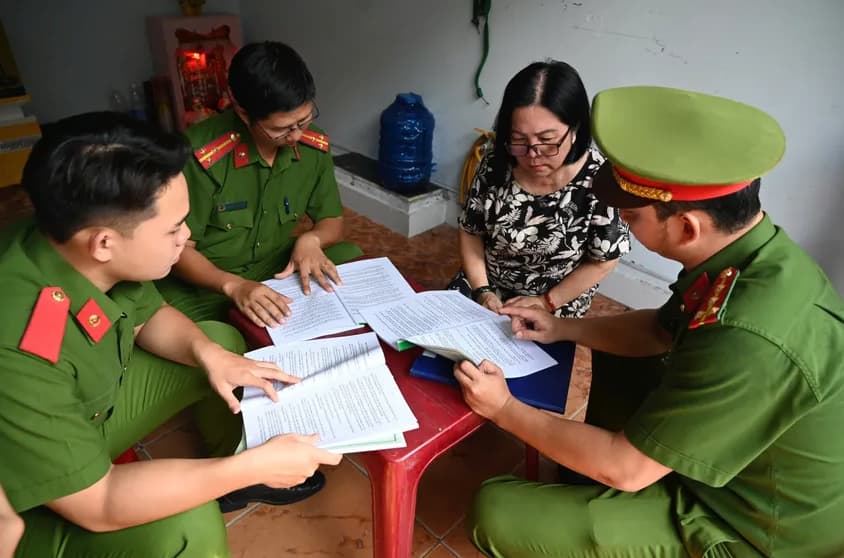 越南嚴查旅宿申報 台商人資風險升 胡志明市守德地區基層警方在《282/2025號政令》生效首日,走訪出租套房與旅宿據點,向房東/管理者逐項說明「留宿通報、暫住登記」流程與應備文件;這類逐戶宣導與查核,意味越南對住宿申報的執行強度升溫,台商外派住宿與工廠宿舍管理也需同步補上合規SOP。(圖翻攝自胡志明市法律報)