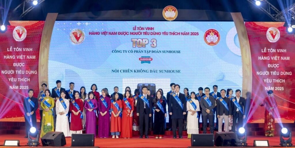 越南SUNHOUSE氣炸鍋奪獎 台商小家電供應鏈競合 SUNHOUSE 團隊在「2025 越南消費者喜愛國貨」表彰典禮上登台領獎,其「SUNHOUSE 無油氣炸鍋」獲選 Top 3,成為越南在地家電品牌強調自製與品質控管的代表案例。(圖片來源:Thanh Niên/越南《青年報》)