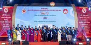 SUNHOUSE 團隊在「2025 越南消費者喜愛國貨」表彰典禮上登台領獎，其「SUNHOUSE 無油氣炸鍋」獲選 Top 3，成為越南在地家電品牌強調自製與品質控管的代表案例。（圖片來源：Thanh Niên／越南《青年報》）