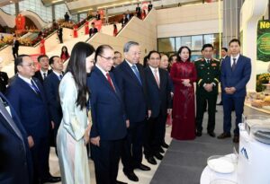 越南高層領導在「全國愛國競賽大會」參觀高科技材料展區，了解鎢等深加工產品展示。（圖／翻攝越南政府電子報）