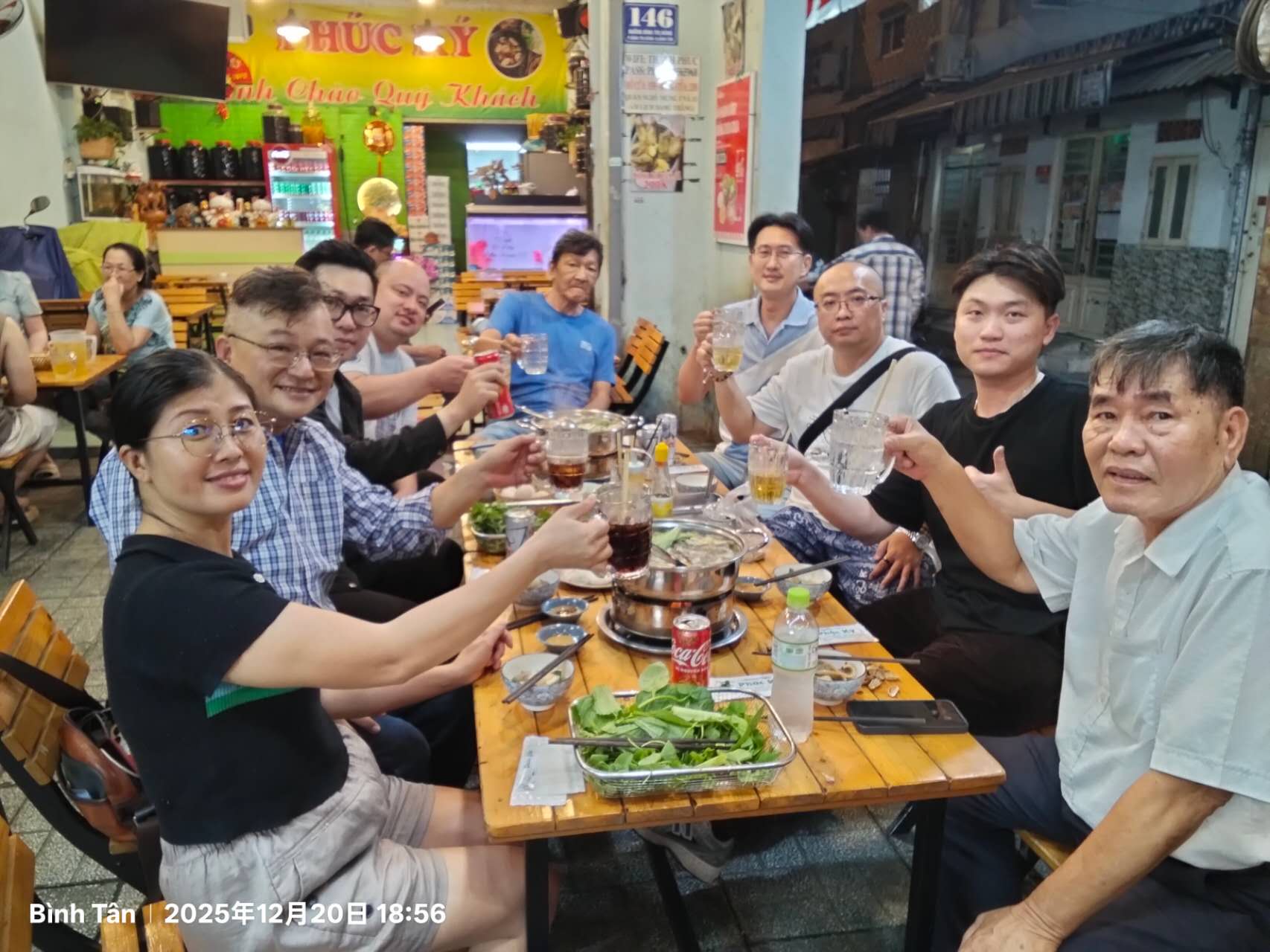 東協商貿發展策進會（東協商會）胡志明市辦公室於2025年12月20日晚間在胡志明市平新郡平治東區舉辦商務交流餐敘，商會顧問與各產業來賓齊聚互動，透過餐敘交流促進跨產業對接與合作契機（圖／越南東協商會辦公室提供）