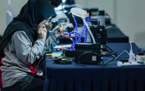 為支撐「新工業大藍圖2030」（NIMP 2030）推進高附加價值製造，馬來西亞近年強調以技職教育與STEM培育高技能人力；圖為學員在實作環境下進提醒電子零組件焊接與檢測。圖／翻攝自《自由大馬今日》