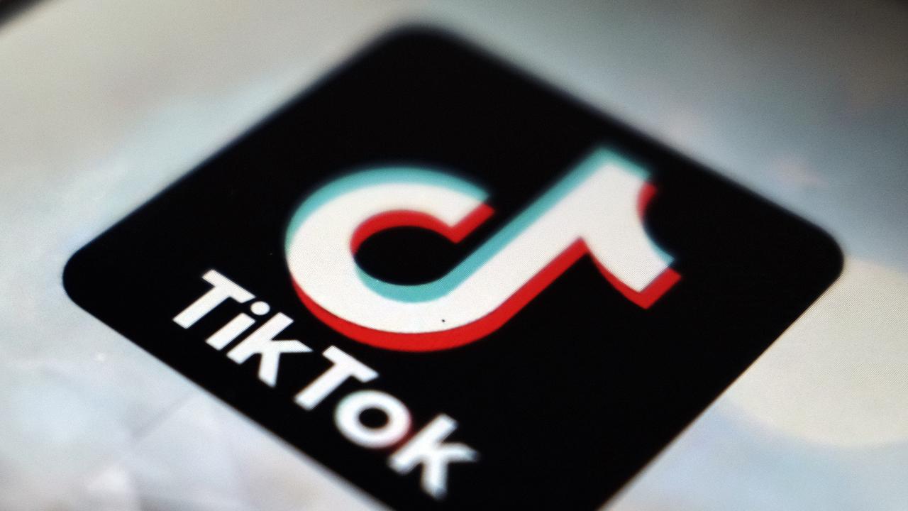 短影音平台 TikTok 的應用程式圖示。馬來西亞政府擬自 2026 年起以「監管沙盒」方式測試年齡驗證等兒少保護措施，方向被外媒形容為跟進澳洲對未滿 16 歲使用社群媒體的管制趨勢。圖片翻攝自 Michael West Media。