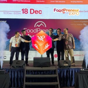 馬來西亞檳城「FoodPreneur Expo 2025」在 Setia SPICE 會展中心登場，開幕儀式以啟動裝置象徵展會正式展開，主打餐飲創業媒合與清真（Halal）相關資源。圖／翻攝自 Mini Me Insights