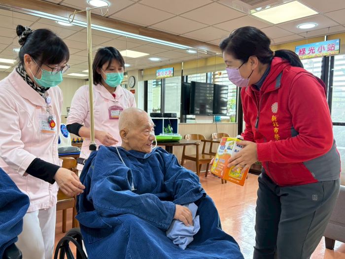 關懷送暖不間斷 新北榮服處春節前慰問住院榮民 48 《圖說》吳曉慧總幹事(右一)至員山榮院探視榮民劉伯伯(右二),祝福其新春愉快。〈新北榮服處提供〉