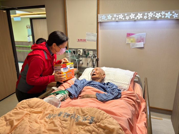 關懷送暖不間斷 新北榮服處春節前慰問住院榮民 50 《圖說》吳曉慧總幹事(左)至蘇澳榮院慰問榮民陳伯伯(右),並致贈營養保健品。〈新北榮服處提供〉