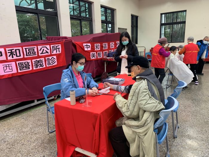 關懷獨老 中和區圍爐傳愛幸福送暖 33 《圖說》雙和醫院義診。〈中和公所提供〉