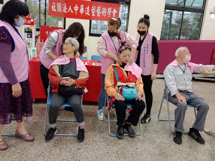 關懷獨老 中和區圍爐傳愛幸福送暖 34 《圖說》歲末送暖圍爐活動志工按摩。〈中和公所提供〉