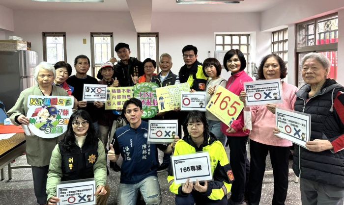 揮毫迎春不受騙 中和警深入鄰里識詐宣導 18 《圖說》中和警犯罪預防團隊透過熱鬧應景的方式進行識詐宣導,讓民眾在迎新春、拿春聯的同時,輕鬆學會防詐知識,共同守護里民財產安全。〈中和分局提供〉