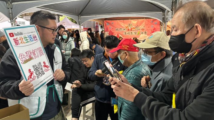 響應公益捐血 中嘉寬頻|新視波提供物資回饋低收入戶 35 《圖說》現場鼓勵民眾多多使用 CH3 公用頻道及「新北生活台」YouTube 頻道。〈主辦單位提供〉