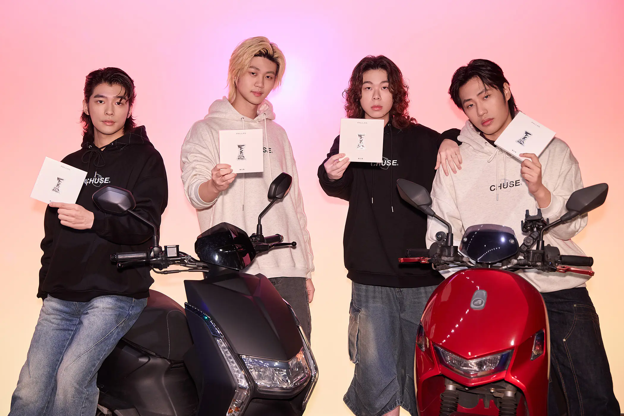 帕拉斯自己當業務親手送專輯 團員化身外送員面交 CD 給粉絲 帕拉斯自己當業務親手送專輯 團員化身外送員面交 CD 給粉絲