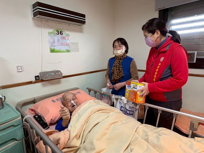 關懷送暖不間斷 新北榮服處春節前慰問住院榮民 49 《圖說》吳曉慧總幹事(右)向住院榮民送上春節祝福,陳爺爺(左)欣喜比讚。〈新北榮服處提供〉