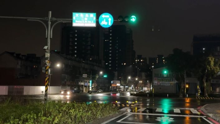 提升林口行車安全 文化一路完成LED路名標誌設置 77 《圖說》林口區文化一路完成LED路名標誌設置。〈交通局提供〉