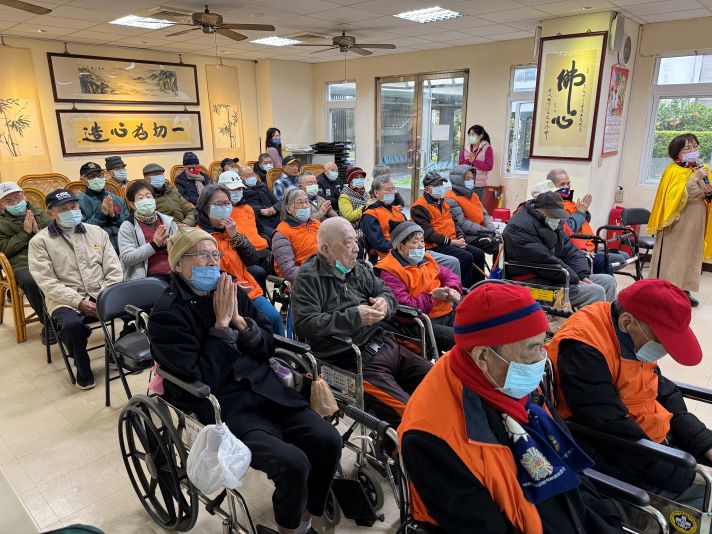 正心會送暖迎新春 關懷板橋榮家榮民長輩不間斷 25 《圖說》世界佛教正心會師兄姐帶領板橋榮家長輩共修安定心靈。〈板橋榮家提供〉