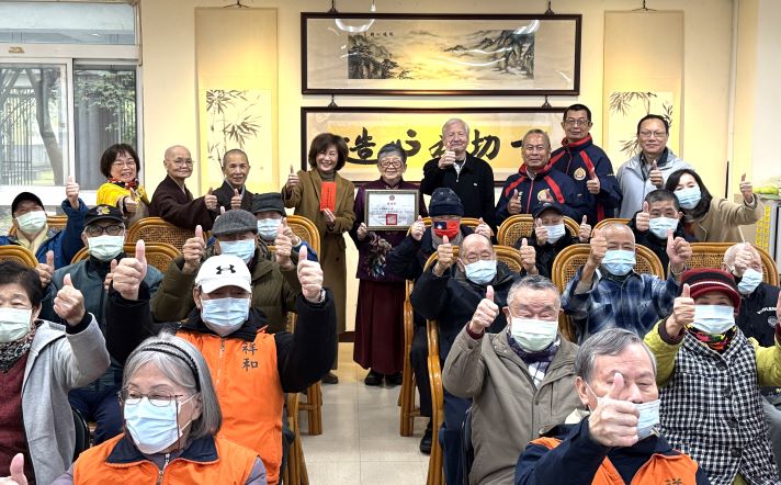 正心會送暖迎新春 關懷板橋榮家榮民長輩不間斷 26 《圖說》世界佛教正心會陳和慧執行長(右5)帶領師父、師兄、師姐捐贈加菜金給板橋榮家。〈板橋榮家提供〉