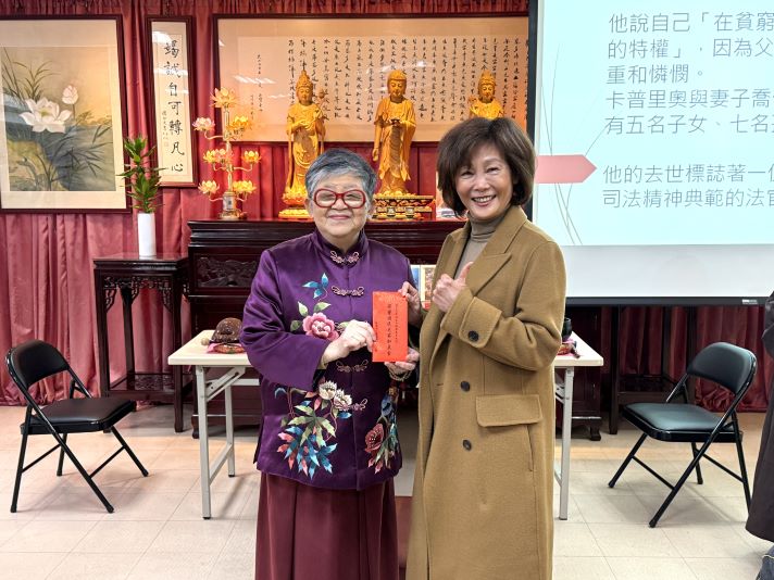 正心會送暖迎新春 關懷板橋榮家榮民長輩不間斷 24 《圖說》世界佛教正心會陳和慧執行長(左)捐贈加菜金,由板橋榮家陳桂美主任(右)代表接受。〈板橋榮家提供〉