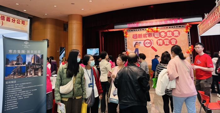 新北暖冬就博會初媒合達53.3% 榮服處設服務台協助 21 《圖說》新北就業服務處暖冬就業博覽會民眾於攤位區尋找適合自己的職缺。〈勞工局提供〉