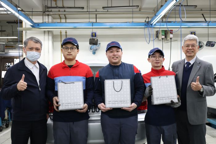 鎖定高風險產業 新北勞工局春安勞檢今上路 35 《圖說》勞工局長陳瑞嘉與國都汽車新莊廠員工合影。〈勞工局提供〉